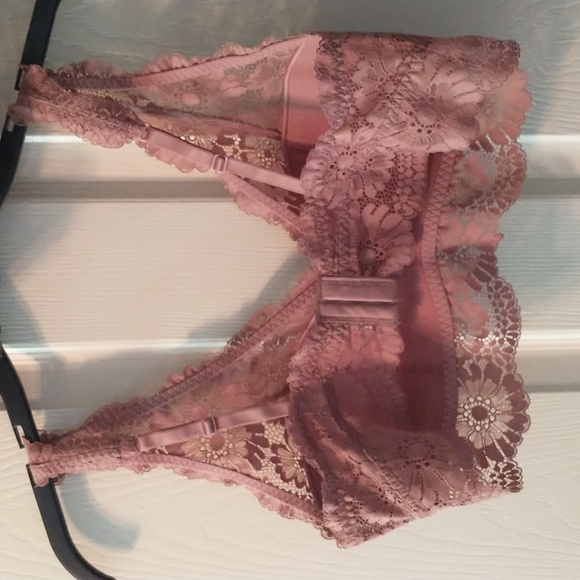 NWOT 2 lacy bras, back hook closure, lightly padded cups, size L - Picture 4 of 6